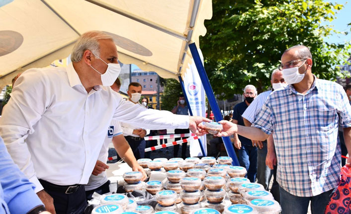 Başkan Zorluoğlu aşure dağıttı