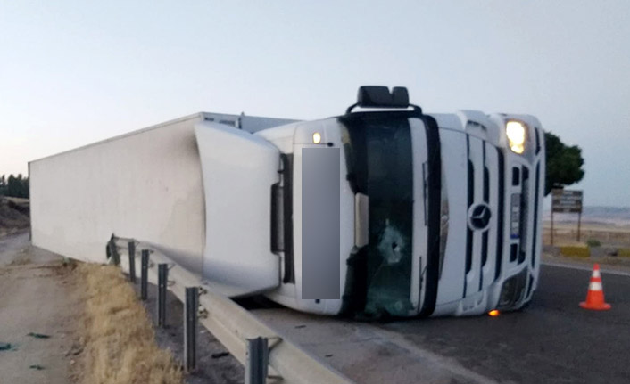 Kontrolden çıkan tır yan yattı: 1 yaralı