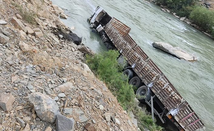 Kontrolden çıkan tır Zap Suyuna uçtu