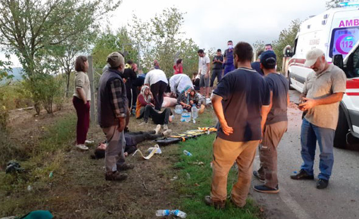 Fındık işçilerini taşıyan traktör devrildi: 21 yaralı