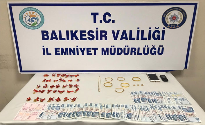 Altınlarla kaçmaya çalışan dolandırıcıya suçüstü
