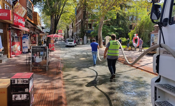 Sokaklar gül suyu ile yıkandı