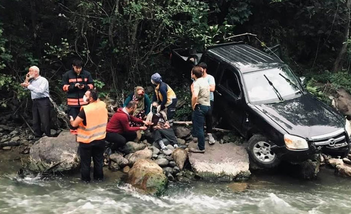 Araklı’da pikap şarampole yuvarlandı: 4 kişi yaralandı