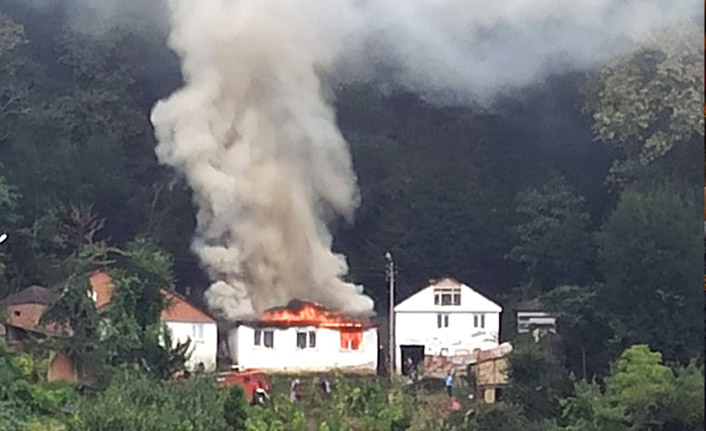 Trabzon’da müstakil ev küle döndü