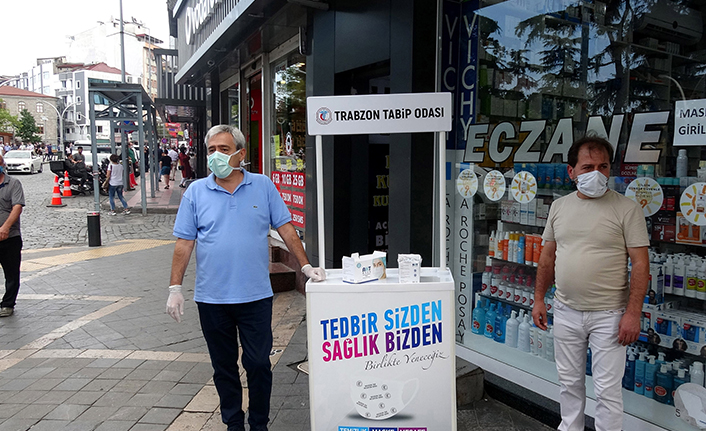 Trabzon'da salgın tedbirleri hatırlatıldı ücretsiz maske dağıtıldı