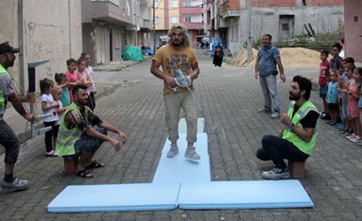 Trabzon'da inşaat malzemeleriyle defile yapan işçilere oyunculuk teklifi