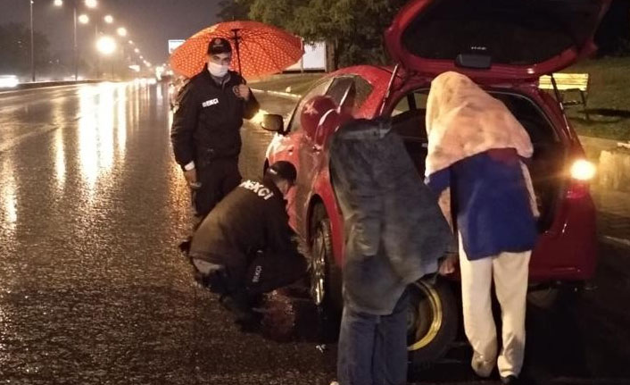 Yolda mahsur kalan sürücünün imdadına bekçiler yetişti