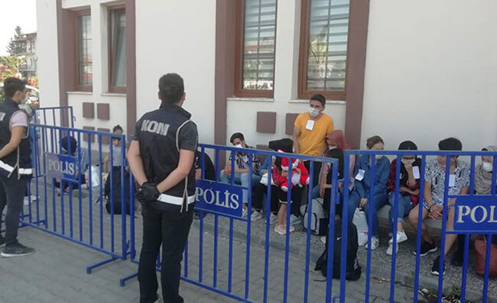 Apartmanın bodrumunda 21 düzensiz göçmen yakalandı