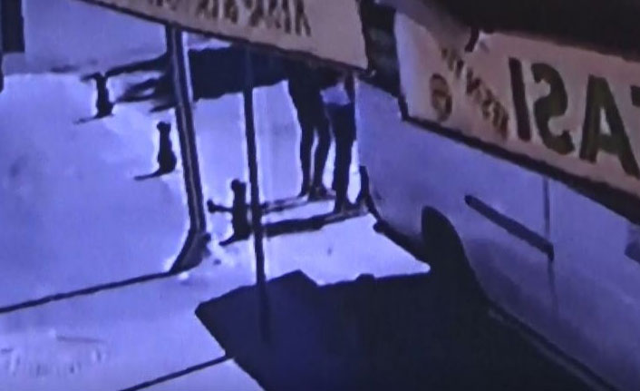 Geri manevra yapan minibüs yayaya çarptı