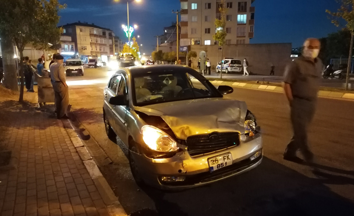 Kavşakta iki otomobil çarpıştı - 24 Eylül 2020