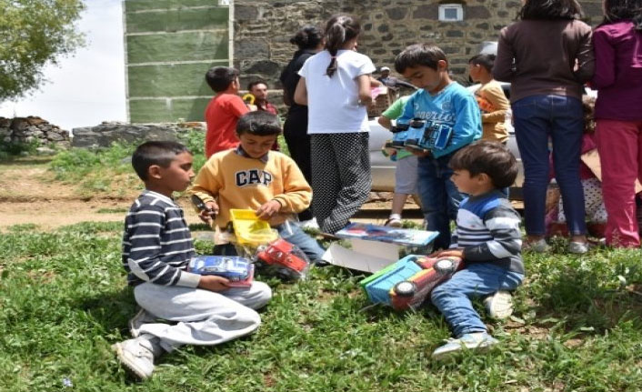Köy köy dolaşıp çocuklara oyuncak dağıtıyor
