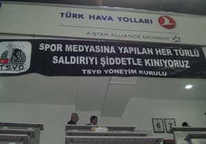 Avni Aker'de maça doğru