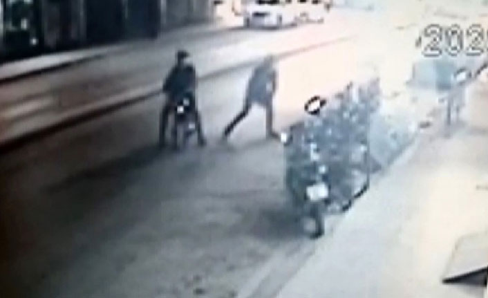 Elektrikli motosikleti gözler önünde çaldılar