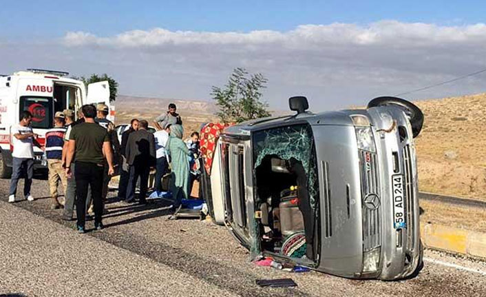 Hafif ticari araç devrildi: 8 yaralı