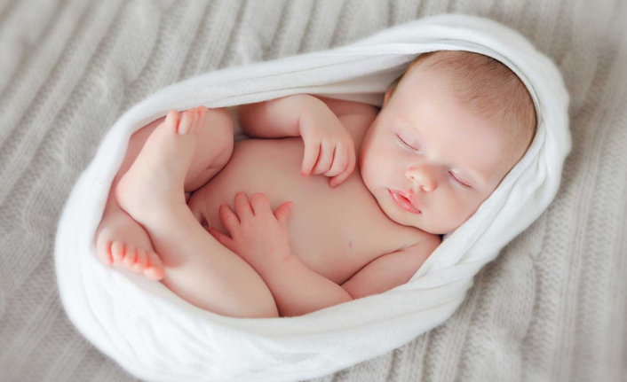 "Yenidoğan bebeği iki saatte bir emzirin"