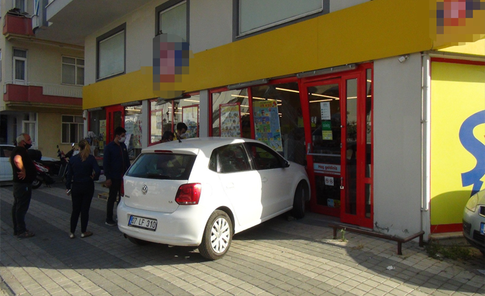 Fren yerine gaza bastı alışveriş merkezine girdi