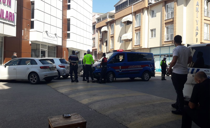 Ailesini rehin aldı, polise saldırdı