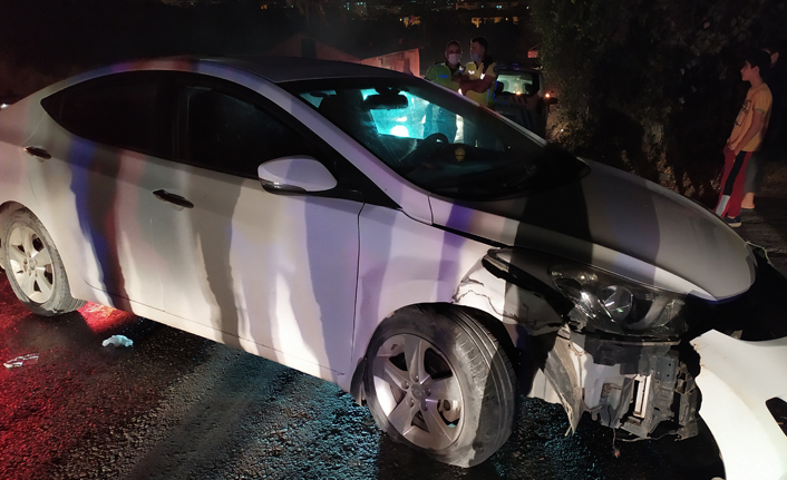 Otomobil direğe çarptı: 4 yaralı