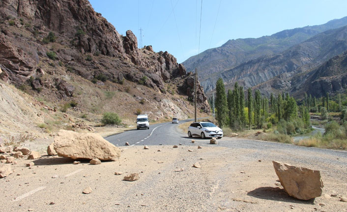 Yola düşen dev kayalar yolu kapattı