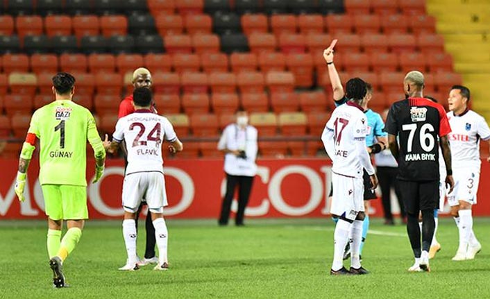 Flavio 3 maçta 2 kırmızı kart gördü!