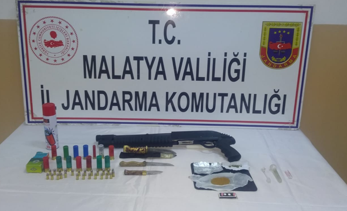 Şüpheli araçta uyuşturucu ve silah ele geçirildi