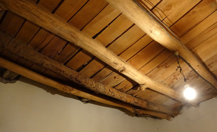 Depremde hasar gören evleri 9 yıl sonra yıkıldı