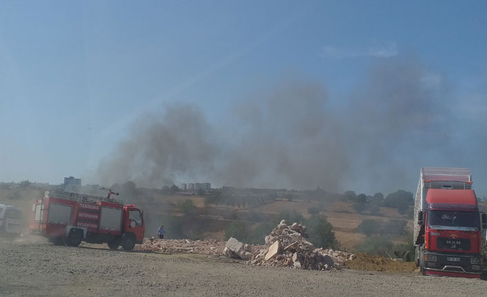 Yüzlerce kamyon lastiği cayır cayır yandı