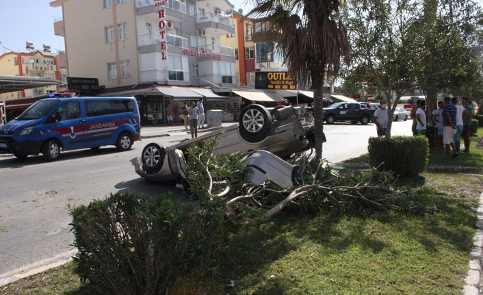 Antalya'da Virajı alamayan otomobil takla attı