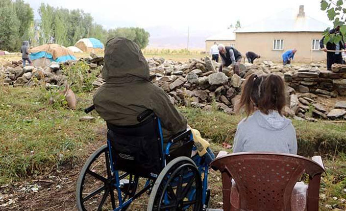 Yılan korkusuyla yeni ev yapıyorlar