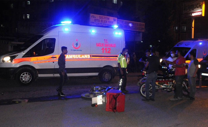 2 Motosiklet kafa kafaya çarpıştı: 3 yaralı