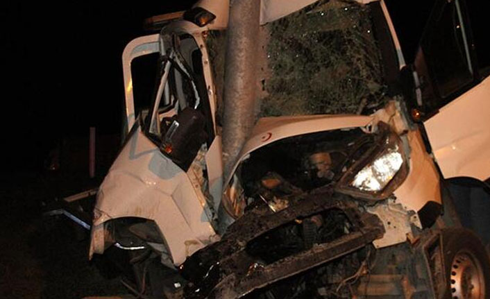 Feci kaza! Trafik levhasına saplandı