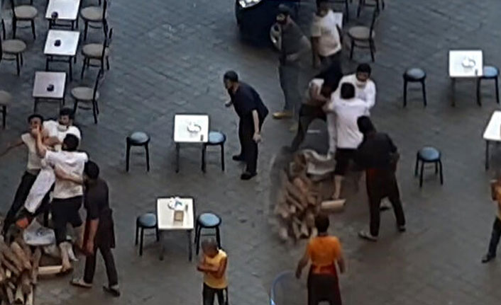 Usta ile çırak kavgasını film izler gibi izlediler