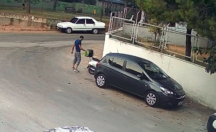 Çalmaya kalktığı motosikletten parmak izlerini silerken görüntülendi