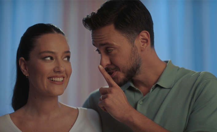 Ünlü çift, ikiz bebekleriyle yeni reklam filminde