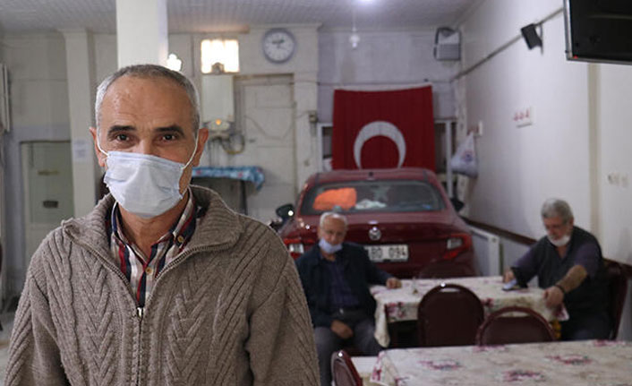 Otomobilini doludan korumak için kahvehaneye park  etti