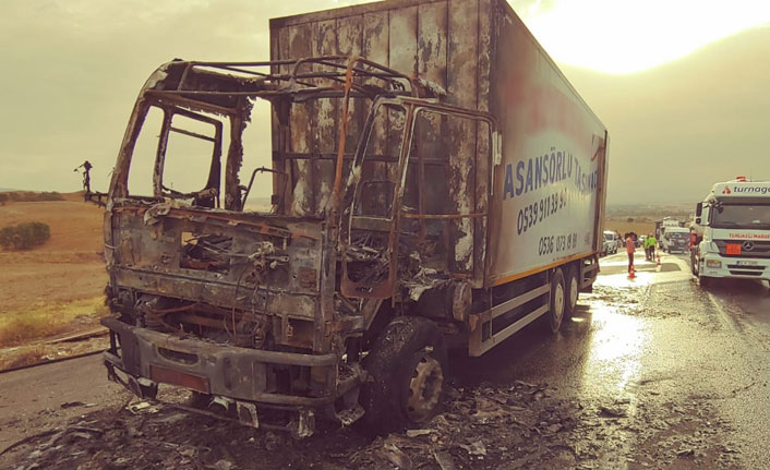 Nakliye kamyonu içindeki eşyalarla küle döndü