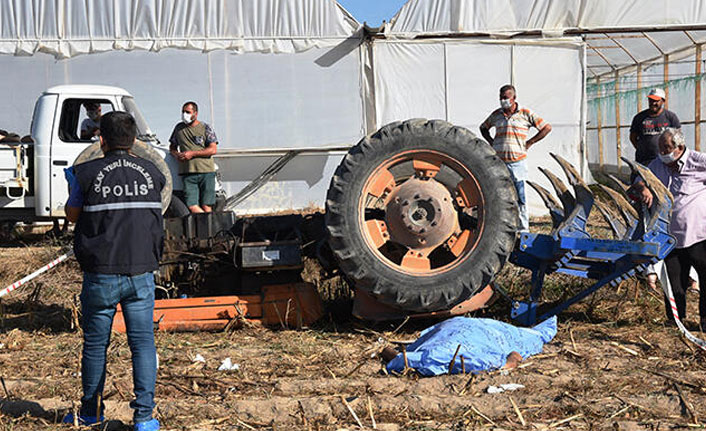 Devrilen traktörün altında kalıp öldü