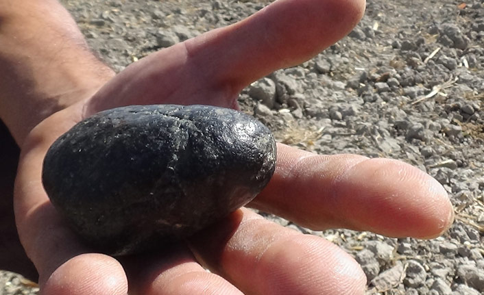 Bahçede otururken 2 metre yanına göktaşı düştü