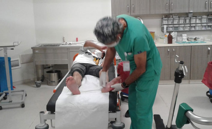 Ayağı yaralanan genci zabıta hastaneye yetiştirdi