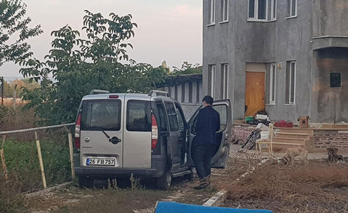 Bahçesindeki otomobilinde öldüğü 10 gün sonra ortaya çıktı