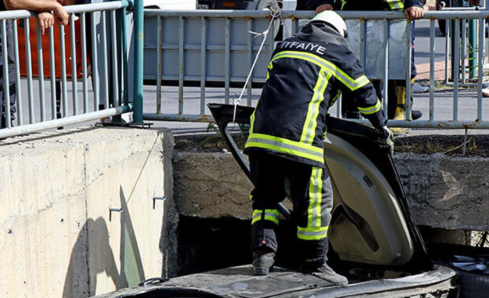 Kanala düşen otomobilin sürücüsü yaralandı