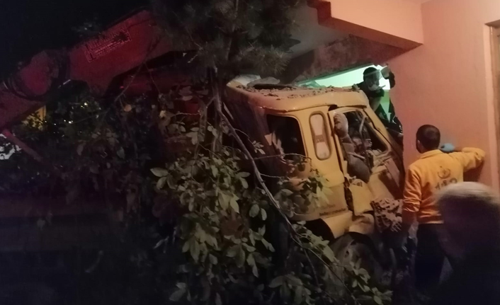 Freni boşalan vinç eve çarptı: 4 yaralı