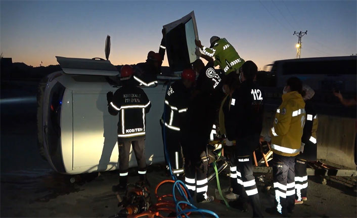 Araç demir korkuluğa saplandı