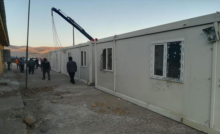 Evleri yanan ailelere konteyner evler kuruldu
