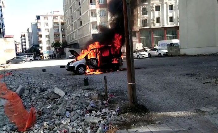 Park halindeki araç alev alev yandı