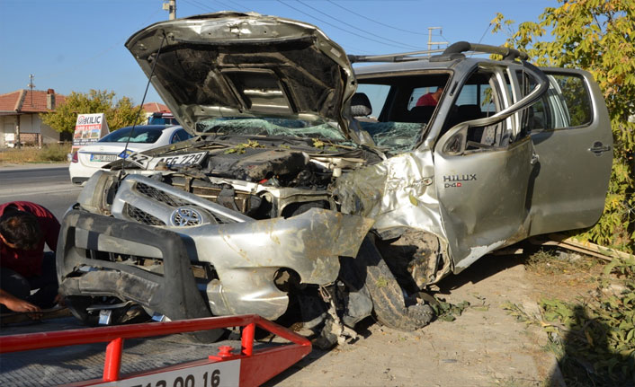 Kontrolden çıkan kamyonet ağaca çarptı