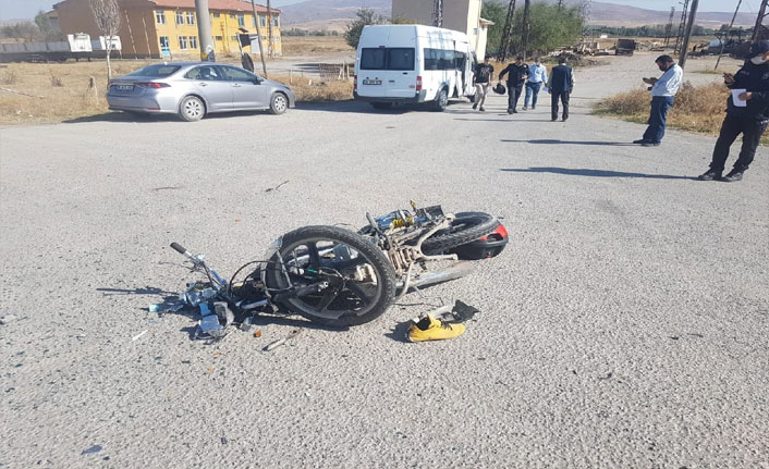 Minibüs ile motosiklet çarpıştı