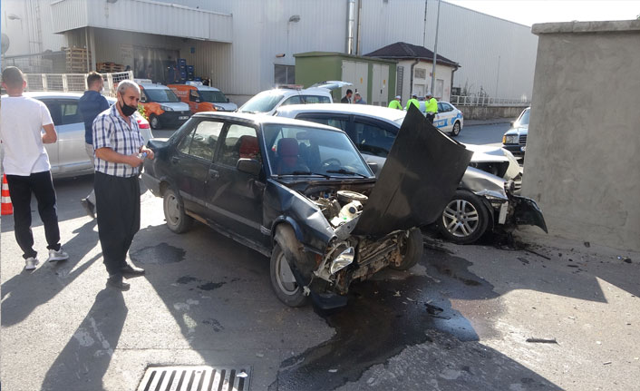 Otomobiller çarpıştı