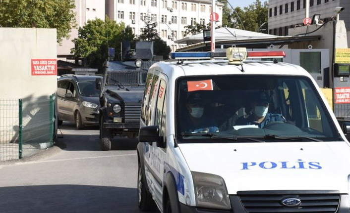 Polisin dikkati faciayı önledi! Park halindeki bir aracın altına bıraktılar