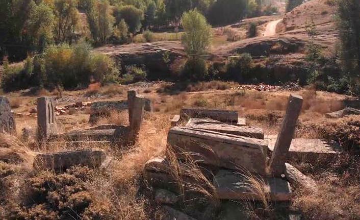 Yüzlerce yıllık mezarlar gün yüzüne çıkarılmayı bekliyor